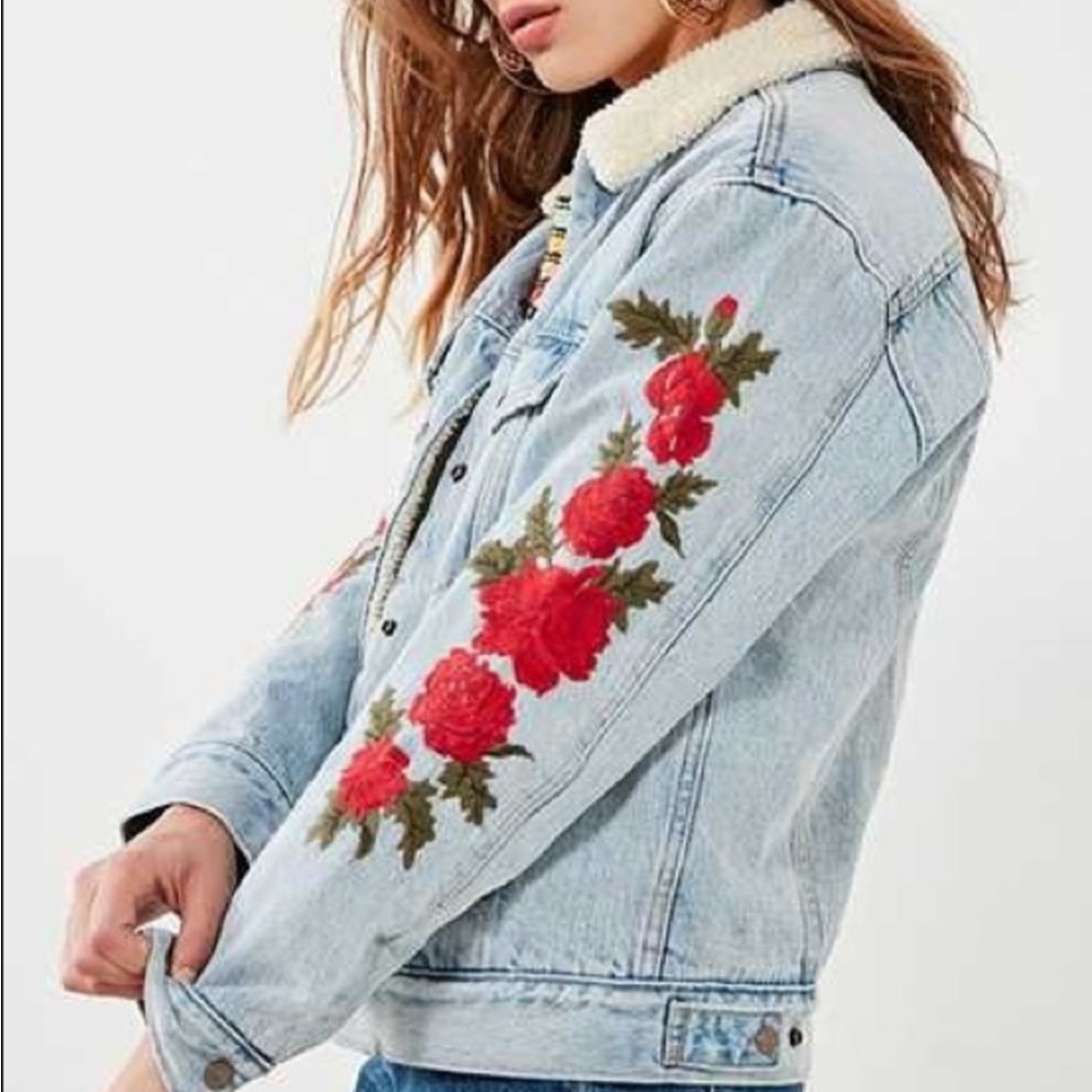 Levi’s Sherpa-Lined Denim Jacket with Rose Embroidery 90’s style